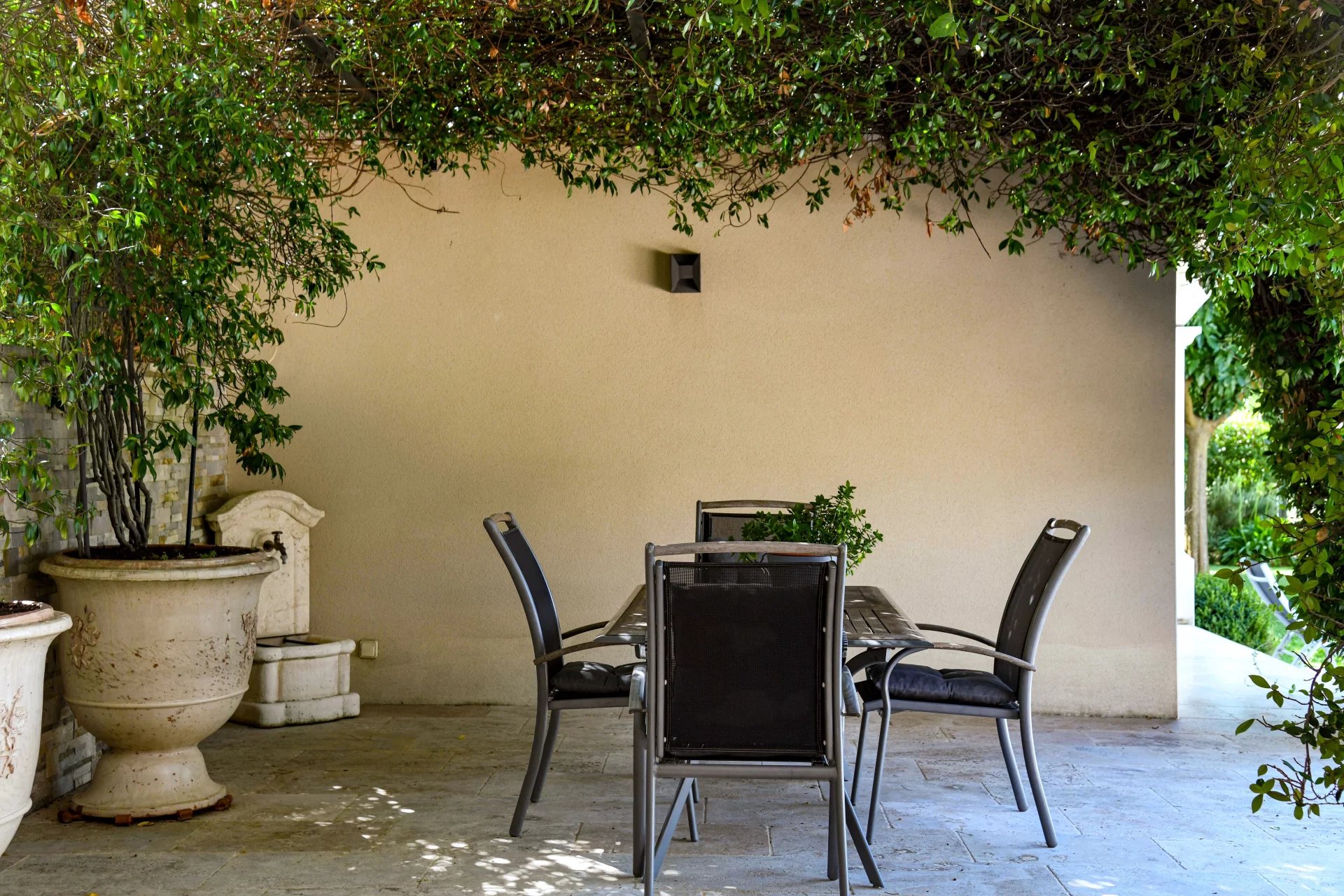 Elegant Single-Storey Property of 196 m² with Pool