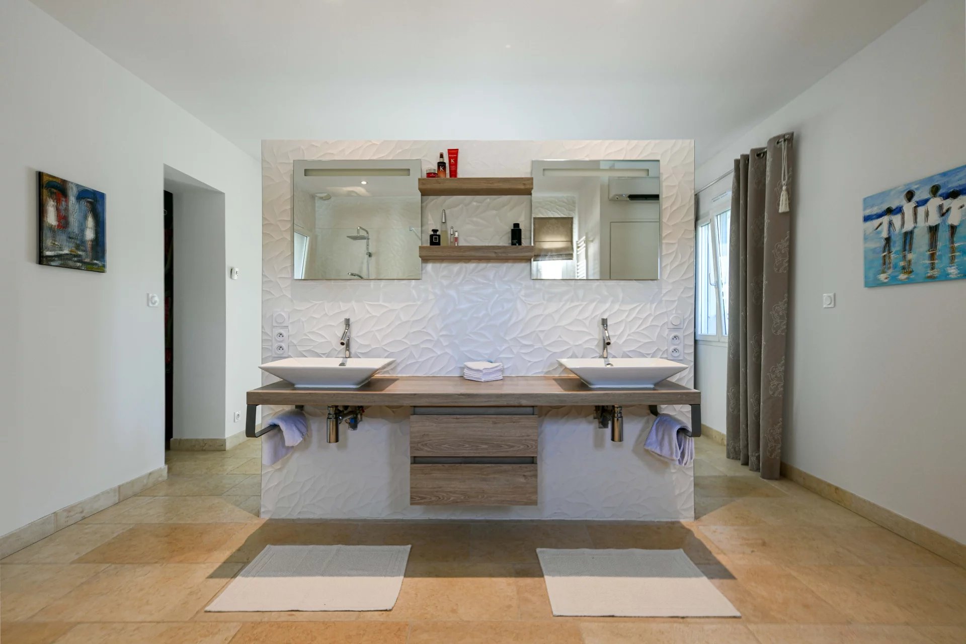 Elegant Single-Storey Property of 196 m² with Pool