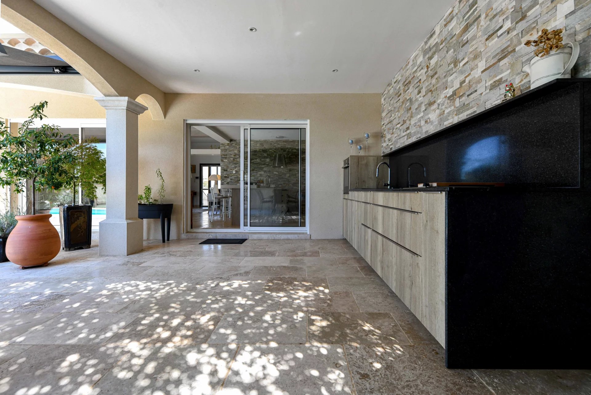 Elegant Single-Storey Property of 196 m² with Pool
