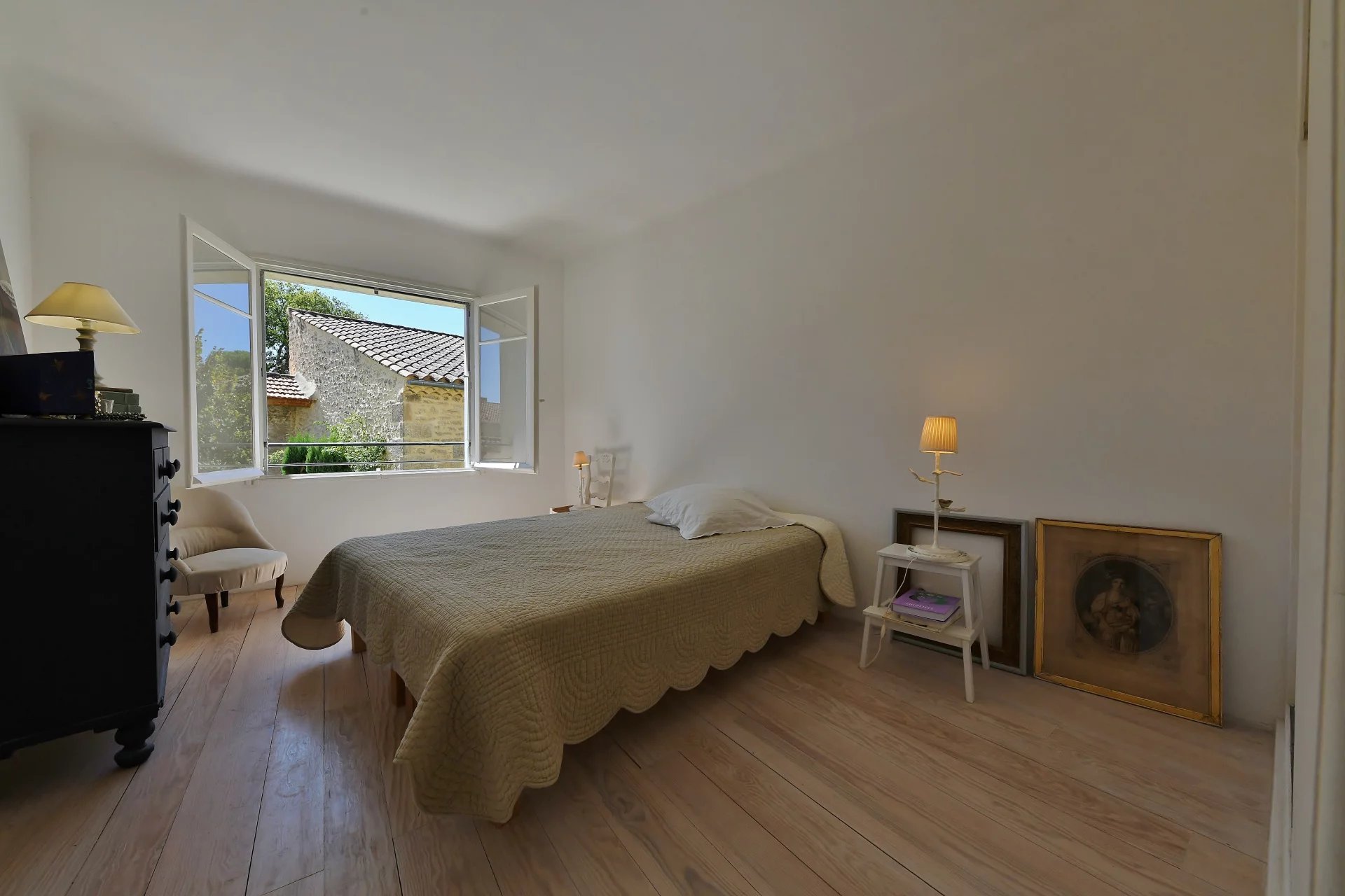 Maison de village avec jardin, bassin de nage et dépendance...